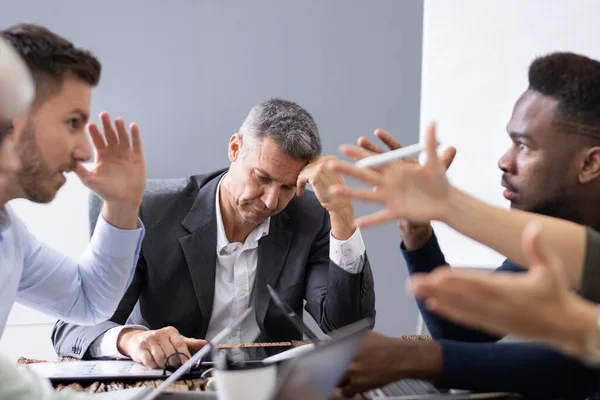 Empresario Frustrado Durante Una Reunión Negocios Oficina — Foto de Stock