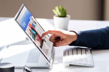 Ekranda Haberleri İzlemek. Laptop 'ta Gazete Sitesi Okunuyor