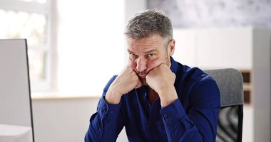 Çalışan Çalışan Bilgisayar Kullanmaktan Sıkılmış. İş İflas Muhasebecisi