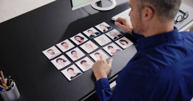 İş Adamları İş Bulmak İçin Aday Portresi Fotoğrafını Seçiyor