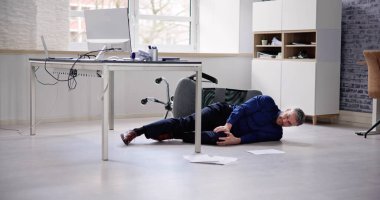 Ofiste baygın bir kaza. İş yerindeki Sandalyeden Düş