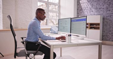 Çevrimiçi Bankacılık yaparken Genç İşadamı Faturaya Bakıyor