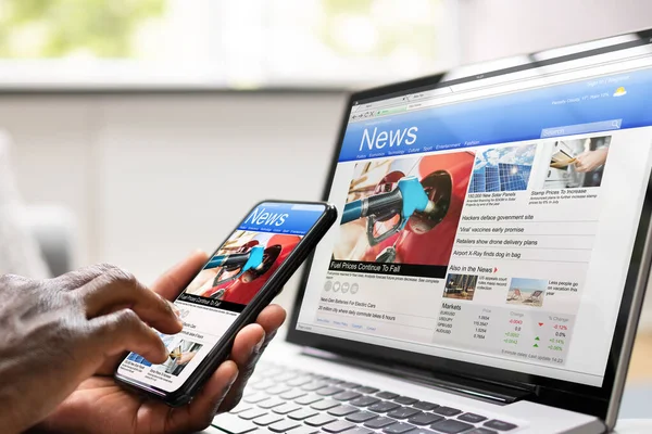 Kijken Online Nieuws Artikel Mobiele Telefoon Laptop Elektronische Krant — Stockfoto
