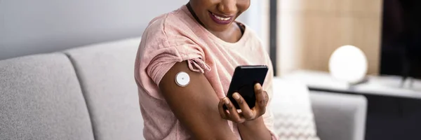 Frau Testet Glukosespiegel Mit Kontinuierlichem Glukosemesser Handy — Stockfoto