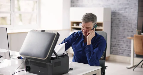 Раздраженный Сломанным Office Printer Toner Проблема — стоковое фото