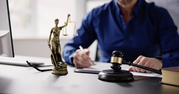 Advokat Som Arbetar Domstolen Med Avtal Med Gavel — Stockfoto
