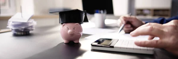 Calculadora Del Presupuesto Préstamos Estudiantiles Piggybank Ahorrar Dinero — Foto de Stock