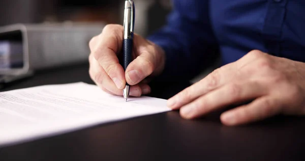 Zakenman Holding Pen Ondertekenen Contract Papier — Stockfoto