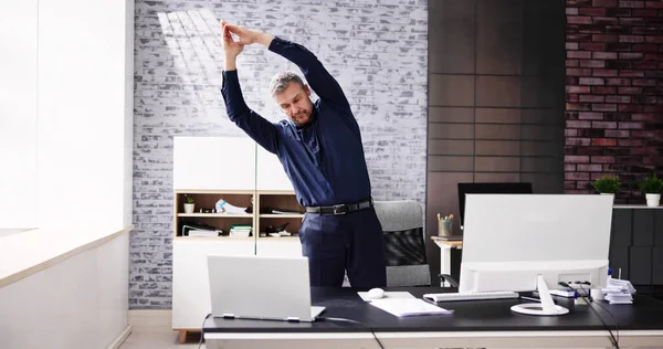 Armar Stretch Övning Stående Nära Skrivbord Kontoret — Stockfoto