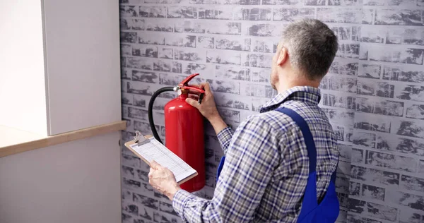 Yangın Söndürücü Güvenlik Önleme Kontrolü Acil Ekipman Denetimi — Stok fotoğraf