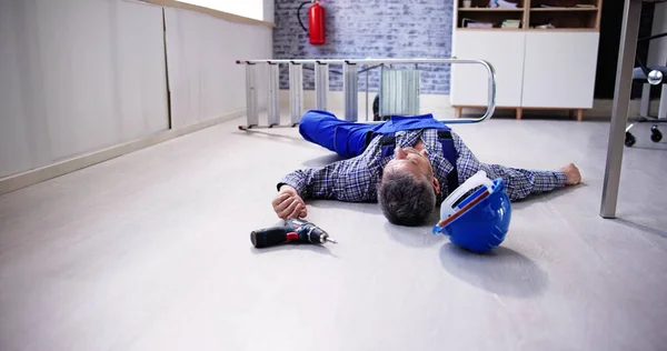 Handyman Inconscio Caduto Dalla Scala Con Attrezzature Sdraiato Sul Pavimento — Foto Stock