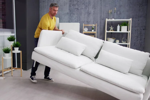 Memindahkan Furnitur New Sofa Berdiri Dengan Kursi — Stok Foto