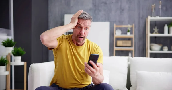 Betrug Sms Nachricht Frustrierter Verwirrter Mann Mit Handy — Stockfoto