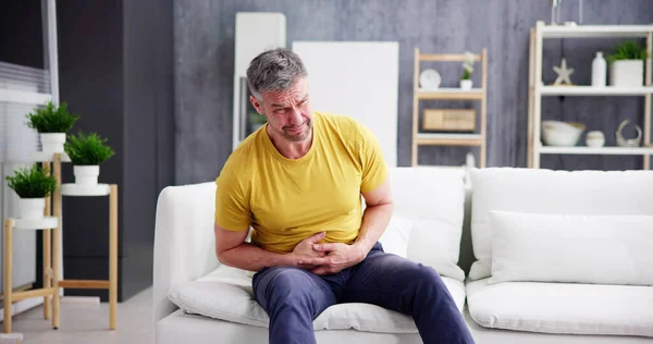 Mann Leidet Unter Bauchschmerzen Wenn Auf Sofa Sitzt — Stockfoto