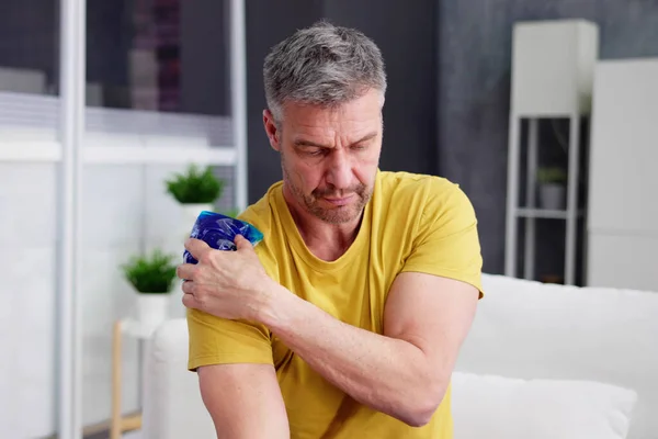 Man Applying Cool Gel Pack His Shoulder — 图库照片