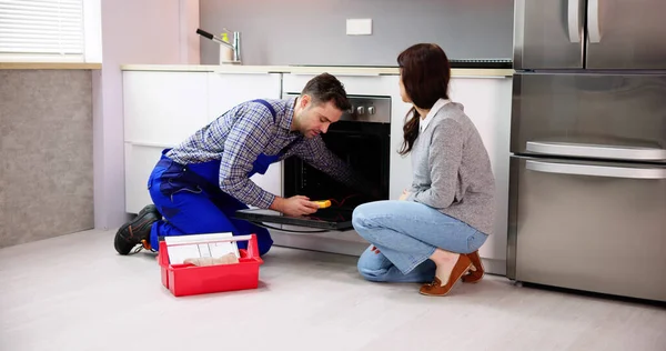 Maintenance Technician Servicing Oven Appliance Kitchen Repair — Stock Photo, Image