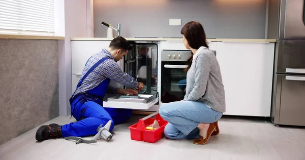 食器洗い機機器の修理 家庭用ハンディマンサービス — ストック写真