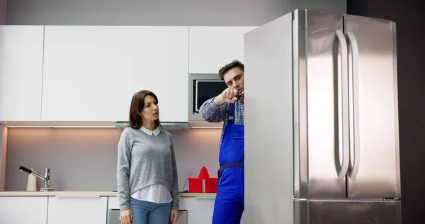 Холодильник Послуги Або Ремонт Холодильника Технік — стокове фото