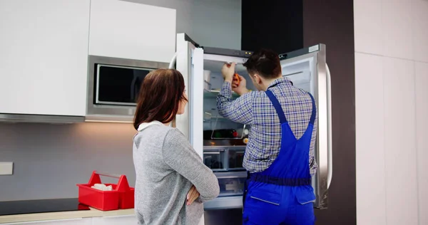 Техник Ремонту Холодильников Холодильников — стоковое фото