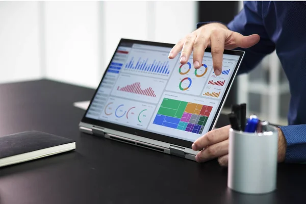 Dwóch Biznesmenów Analizuje Wykres Finansowy Laptopie — Zdjęcie stockowe