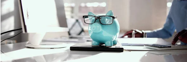 African Accounting Tax Advisor Korzystanie Kalkulator Piggy Bank — Zdjęcie stockowe