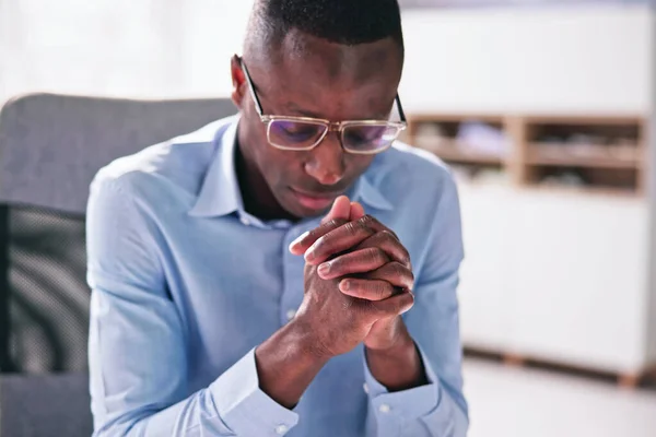Afrikai Amerikai Férfi Imádkozik Isten Keres Imát — Stock Fotó