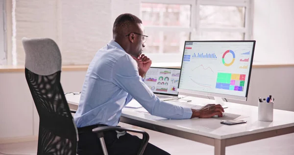 African Businessman Using Analytics Data Kpi Dashboard Tech — Stock Photo, Image