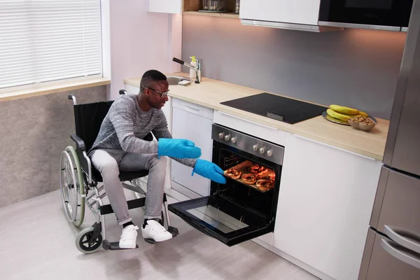 Behinderter Mann Benutzt Mikrowellenherd Zum Backen Küche — Stockfoto