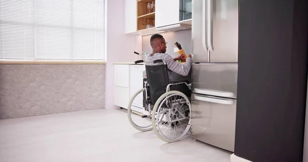 Giovane Disabile Seduto Sulla Sedia Rotelle Preparare Cibo Cucina — Foto Stock