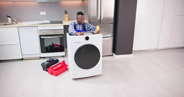 洗濯機アプライアンスの修理とキッチンへのインストール — ストック写真