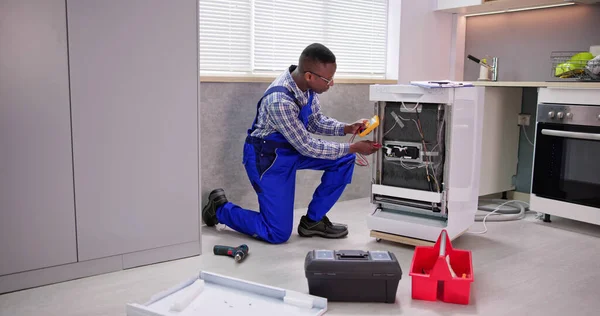 African American Repairman Fastställande Diskmaskin Maskin — Stockfoto