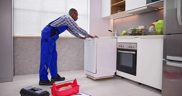 Άνδρας Mover Ομοιόμορφη Τοποθέτηση Πλυντηρίου Πιάτων Στην Κουζίνα — Φωτογραφία Αρχείου
