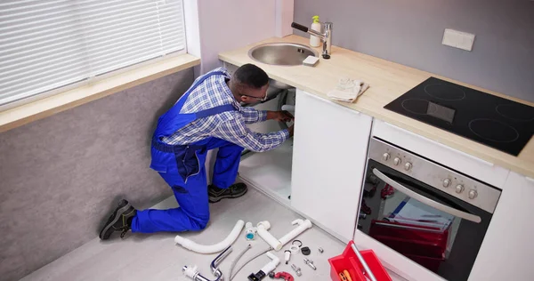 Encanador Limpeza Drenagem Cozinha Tubulação Usando Ferramentas — Fotografia de Stock