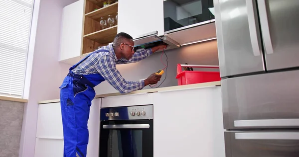 Νέοι Επισκευαστής Επισκευή Φίλτρο Εξολκέων Κουζίνα Στο Δωμάτιο Κουζινών — Φωτογραφία Αρχείου