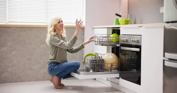 Junge Frau Holt Trinkglas Aus Spülmaschine Küche — Stockfoto
