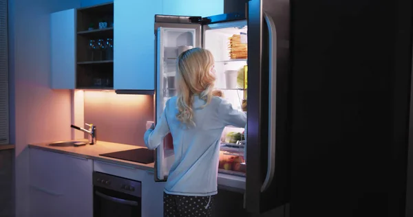 Mulheres Que Procuram Comida Dentro Refrigerador Cozinha — Fotografia de Stock
