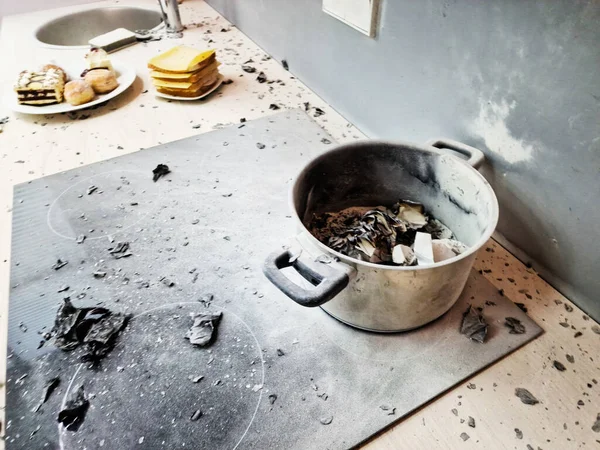 Грязная Грязная Кухня Уборка Помещений После Несчастного Случая Ожогом — стоковое фото