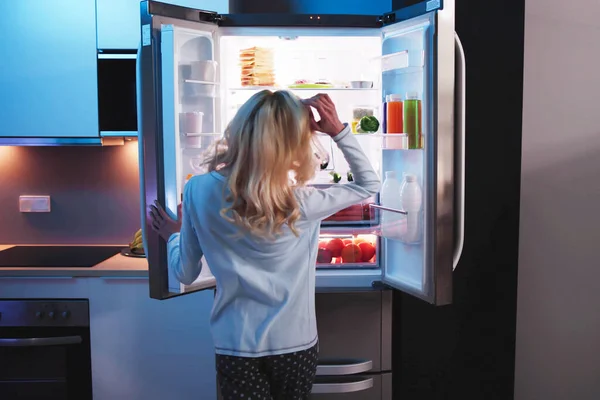 Mujer Hambrienta Noche Con Refrigerador Abierto —  Fotos de Stock