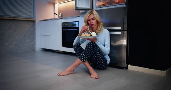 Mujer Joven Comiendo Rebanada Pastel Dulce Refrigerador —  Fotos de Stock