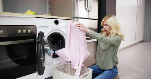 在洗衣机里缝制粉红衣服 洗衣房清洁 — 图库照片