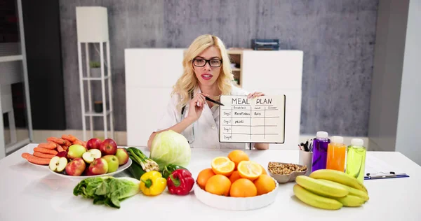 Dietician Nurse Writing Nutrition Goals Meals Schedule — Stock Photo, Image