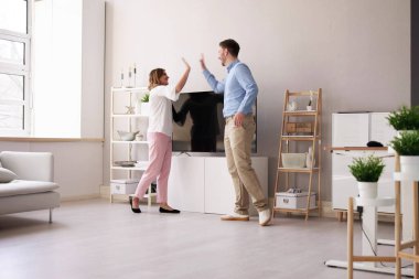 Genç çift yeni televizyon evde taşıyan gülümseyen