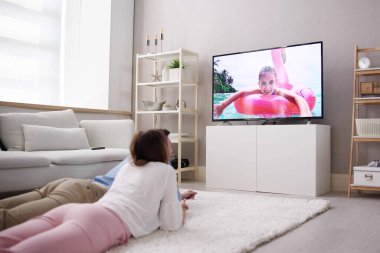 evde oturma odasında kanepede otururken, televizyon seyretmek genç Çift