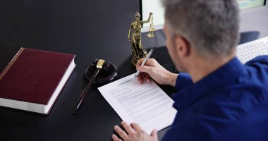Mahkemede Duruşma Davası Avukatı. Mahkeme Hakemliği