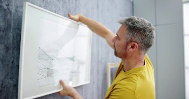 Çağdaş Duvar Boyama Dekorasyonu. Resmi Asılı Adam