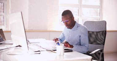 Hesap Makineli Afrikalı Amerikalı Muhasebeci veya Denetçi