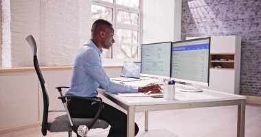 Çevrimiçi Bankacılık yaparken Genç İşadamı Faturaya Bakıyor