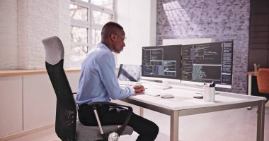 Afrikalı Amerikalı Erkek Programcı. Bilgisayarda Kız Kodlaması