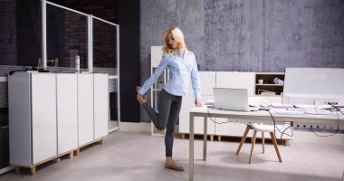 Ofiste Yoga Egzersizi İş Bilgisayarının Arkasında. Jimnastik ve Bacak Eğitimi