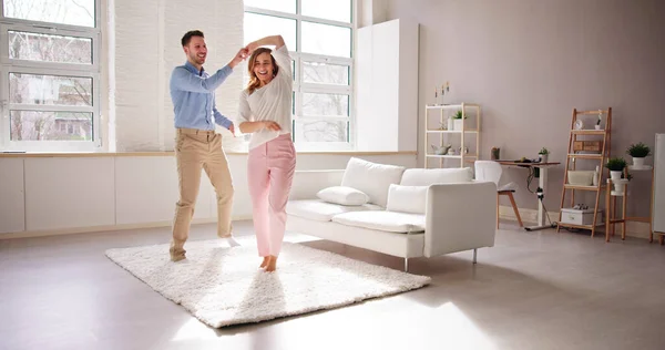 兴奋的家庭伴侣跳舞 人们在家里跳舞 — 图库照片